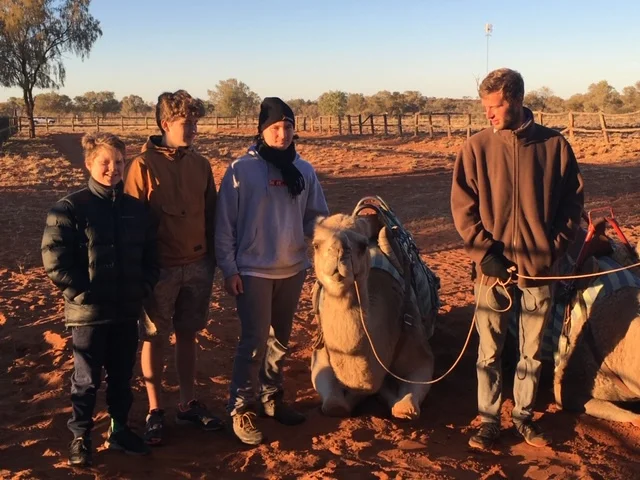 Élèves en excursion dans le désert australien